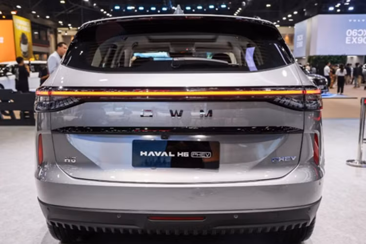 Chỉ là bản nâng cấp giữa vòng đời nên Haval H6 HEV 2025 vẫn được trang bị hệ truyền động hybrid với sự kết hợp của động cơ xăng 1.5L tăng áp với mô-tơ điện cho tổng công suất 240 mã lực và mô-men xoắn 530 Nm. Trong khi đó, bản PHEV vẫn dùng động cơ xăng 1.5L nhưng hệ thống hybrid mạnh hơn, đạt 321 mã lực và mô-men xoắn 530 Nm.