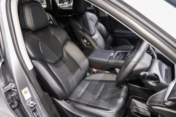 Khu vực bảng điều khiển trung tâm được thiết kế lại bằng việc loại bỏ núm xoay chuyển số và thay bằng cần gạt trên vô-lăng. Xe sở hữu các tiện ích như: Vô lăng hai chấu mới; màn hình giải trí trung tâm 14.6 inch (thay cho loại 12.3 inch cũ) có tích hợp hệ điều hành Coffee OS 3.0 của GWM và màn hình đồng hồ kỹ thuật số 10.25 inch vẫn được giữ nguyên.