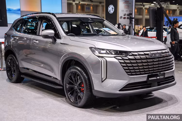 Đây cũng là lần đầu tiên mẫu xe này xuất hiện với cấu hình tay lái bên phải, phục vụ thị trường Đông Nam Á. Theo đó, Haval H6 2025 mới sẽ được lắp ráp tại nhà máy Rayong (Thái Lan).
