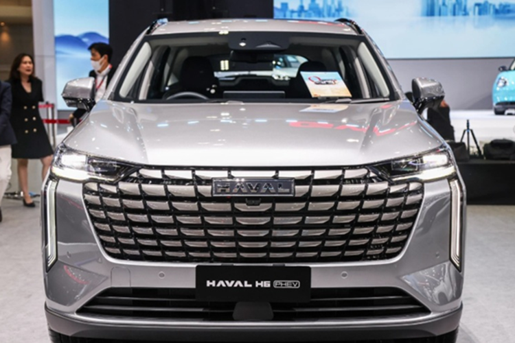 Mức giá xe Haval H6 2025 cho ba phiên bản gồm: H6 HEV Pro 929.000 baht (702 triệu VNĐ); H6 PHEV Pro 1.049.000 baht (793 triệu đồng) và H6 PHEV Ultra 1.149.000 baht (868 triệu đồng). Haval H6 bản nâng cấp giữa vòng đời có ngoại hình mới mẻ với cụm đèn pha hình chữ L đặt ngược.