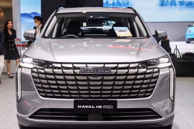 Mức giá xe Haval H6 2025 cho ba phiên bản gồm: H6 HEV Pro 929.000 baht (702 triệu VNĐ); H6 PHEV Pro 1.049.000 baht (793 triệu đồng) và H6 PHEV Ultra 1.149.000 baht (868 triệu đồng). Haval H6 bản nâng cấp giữa vòng đời có ngoại hình mới mẻ với cụm đèn pha hình chữ L đặt ngược.
