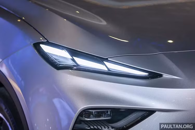 Bên cạnh đó là mâm hợp kim 18 inch tiêu chuẩn, cụm đèn hậu LED nối liền hai bên, tạo hình chữ T. MG S5 EV chỉ được trang bị nội thất 2 hàng ghế với 5 chỗ ngồi. Phía sau hàng ghế thứ hai là khoang hành lý có thể tích 453 lít. Nếu gập hàng ghế sau, con số này sẽ tăng lên tối đa 1.441 lít.