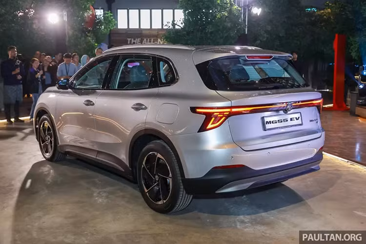 Mức giá xe MG S5 EV 2025 dự kiến là 115.000 RM (khoảng 670 triệu đồng). Tuy nhiên, có khả năng giá bán chính thức sẽ thấp hơn kèm theo các ưu đãi khi ra mắt.