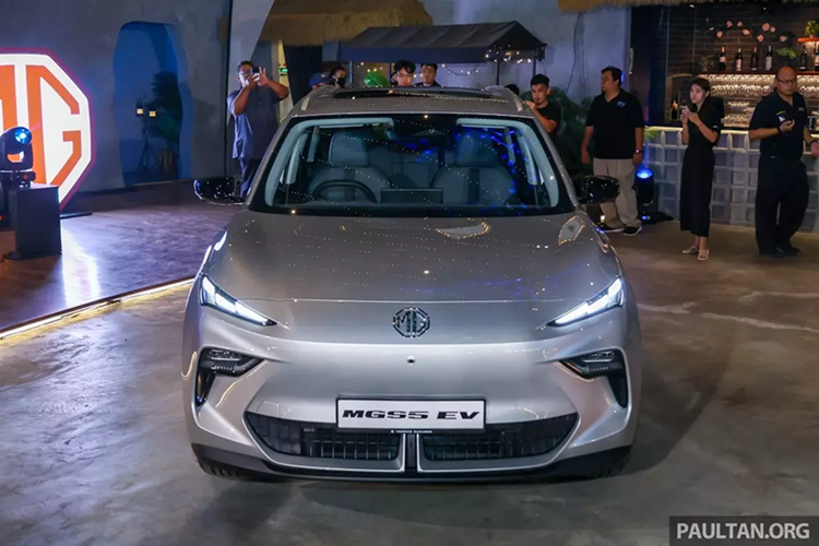 Như đã nhắc ở trên, MG S5 EV chạy điện nằm trong phân khúc SUV cỡ C. Xe sở hữu kích thước dài x rộng x cao lần lượt 4.476 x 1.849 x 1.621 mm, chiều dài cơ sở 2.730 mm và bán kính quay vòng tối thiểu chỉ 4,99 mét. So với đàn anh MG ZS EV, mẫu xe này dài hơn 153 mm, rộng hơn 40 mm và thấp hơn 4 mm trong khi chiều dài cơ sở nhỉnh hơn 149 mm.