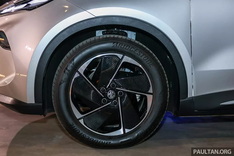 Tuy nhiên, mẫu xe này không có cốp đựng đồ phía trước như nhiều ô tô điện khác. Trang bị tiện nghi của mẫu SUV điện này khá đa dạng. Xe sở hữu vô lăng 3 chấu lấy cảm hứng từ trang bị của đàn anh MG4 EV, bảng đồng hồ kỹ thuật số 10,25 inch và màn hình giải trí trung tâm 12,8 inch, hỗ trợ kết nối Apple CarPlay &amp; Android Auto không dây.