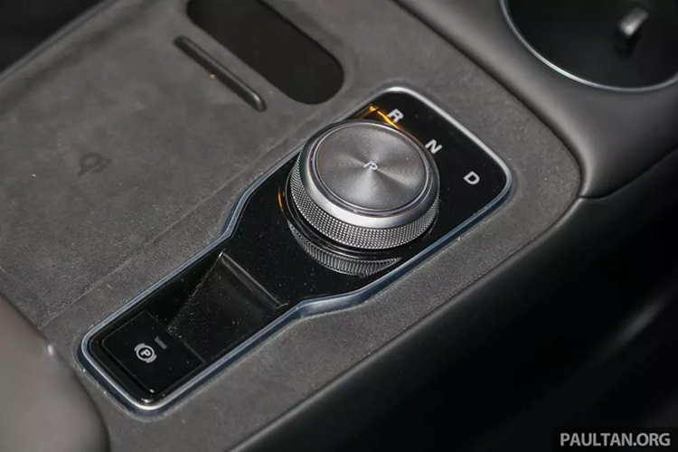 Những trang bị đáng chú ý còn lại của xe gồm có hệ thống hỗ trợ sạc thiết bị ngoài V2L với công suất 6 kW, hệ thống treo sau đa liên kết 5 điểm mới và hệ thống phân bổ mô-men XDS qua phanh. MG S5 EV tại thị trường Malaysia có các lựa chọn màu sắc là trắng Arctic White, bạc Monument Silver, xám Camden Grey, đỏ Dynamic Red và nâu Elegant Latte.