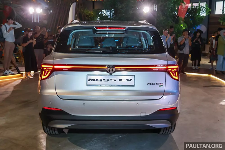 Thêm vào đó là ghế da kết hợp nỉ có đục lỗ, núm xoay chuyển số, bảng điều khiển điều hòa và âm lượng bằng phím cơ, sạc không dây chuẩn Qi, cửa sổ trời toàn cảnh, cửa cốp chỉnh điện,... Không chỉ tiện nghi, MG S5 EV còn có nhiều trang bị an toàn, hỗ trợ người lái như camera 360 độ