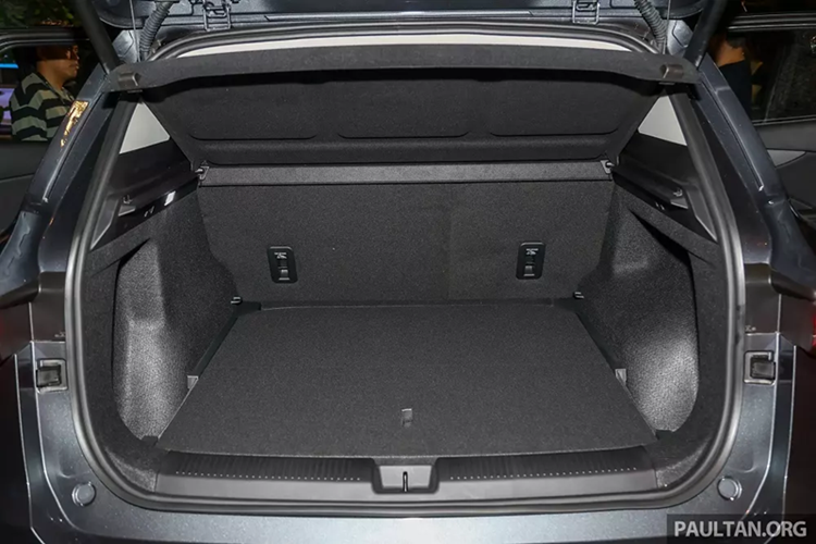 "Trái tim" của MG S5 EV là một mô-tơ điện nằm trên cầu sau, tạo ra công suất tối đa 170 mã lực và mô-men xoắn cực đại 250 Nm. Nhờ đó, xe có thể tăng tốc từ 0-100 km/h trong khoảng 8 giây. Ở bản thấp, mẫu ô tô điện này dùng pin LFP 49 kWh, cung cấp phạm vi hoạt động theo chuẩn WLTP là 340 km.