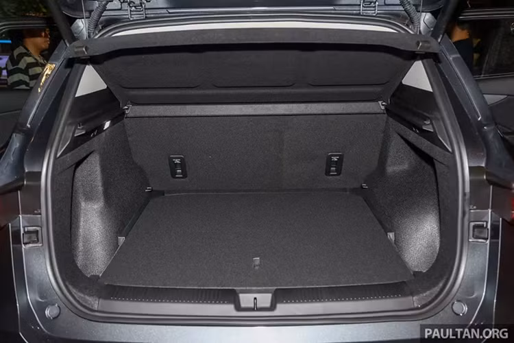 "Trái tim" của MG S5 EV là một mô-tơ điện nằm trên cầu sau, tạo ra công suất tối đa 170 mã lực và mô-men xoắn cực đại 250 Nm. Nhờ đó, xe có thể tăng tốc từ 0-100 km/h trong khoảng 8 giây. Ở bản thấp, mẫu ô tô điện này dùng pin LFP 49 kWh, cung cấp phạm vi hoạt động theo chuẩn WLTP là 340 km.