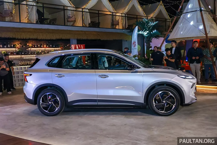 Ngoài ra, mẫu xe này còn lớn hơn một chút so với BYD Atto 3. Bên ngoài, MG S5 EV sở hữu thiết kế đầu xe hiện đại, nổi bật với đèn pha LED tách lớp, dải đèn LED định vị ban ngày lấy cảm hứng từ cờ đua và lưới tản nhiệt đóng kín đi kèm cửa hút gió đóng/mở chủ động.