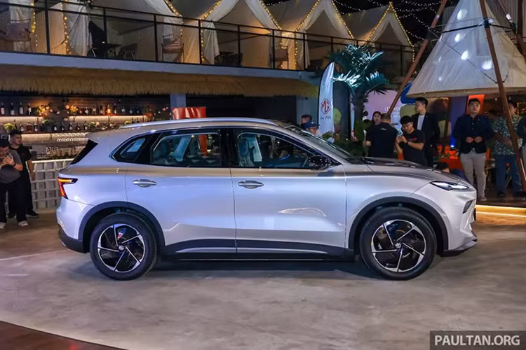 Ngoài ra, mẫu xe này còn lớn hơn một chút so với BYD Atto 3. Bên ngoài, MG S5 EV sở hữu thiết kế đầu xe hiện đại, nổi bật với đèn pha LED tách lớp, dải đèn LED định vị ban ngày lấy cảm hứng từ cờ đua và lưới tản nhiệt đóng kín đi kèm cửa hút gió đóng/mở chủ động.