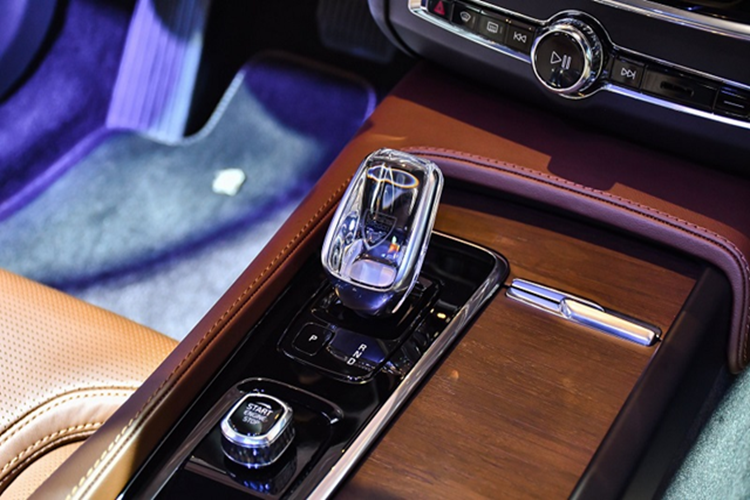 Volvo cũng cải thiện khả năng cách âm và trang bị hệ thống treo thích ứng tiêu chuẩn, mang lại trải nghiệm vận hành êm ái và thoải mái hơn cho người dùng.