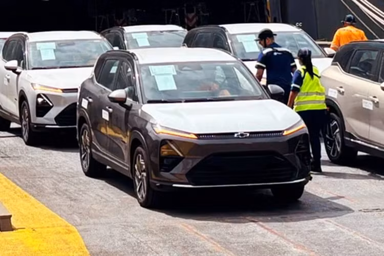 Mẫu xe của Wuling được trang bị mô-tơ điện nằm trên cầu trước, tạo ra công suất tối đa 201 mã lực. Nhờ đó, xe có thể tăng tốc từ 0-100 km/h trong 7,7 giây. Mô-tơ điện đi với pin lithium-sắt-photphat (LFP) với dung lượng 60 kWh, mang đến phạm vi di chuyển lên đến 510 km theo tiêu chuẩn CLTC vốn khá dễ dãi của Trung Quốc