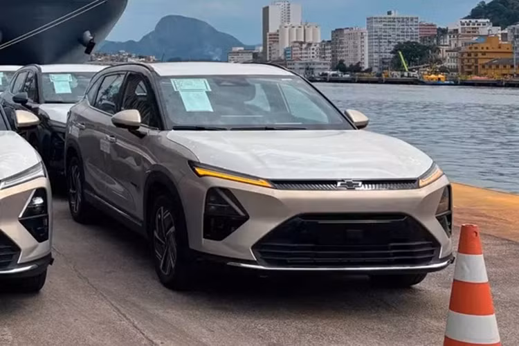 Cụ thể, lần này, Chevrolet Captiva EV được ra đời dựa trên Wuling Starlight S hay còn gọi là Xing Guang S hiện đang được bán tại Trung Quốc. Điều này không có gì bất ngờ vì Wuling vốn là thương hiệu con của liên doanh SAIC-GM-Wuling tại Trung Quốc.