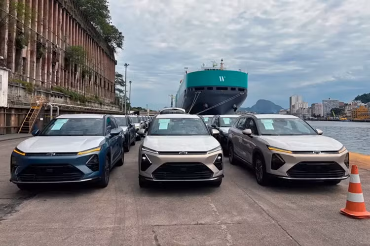 Ở khu vực phía trước, Captiva EV sở hữu dải đèn LED định vị ban ngày kiêm đèn báo rẽ hẹp. Trong khi đó, cụm đèn pha chính được đặt thấp hơn trên cản trước. Dù là một mẫu xe điện nhưng Captiva EV vẫn có lưới tản nhiệt cỡ lớn màu đen. Điều này tạo nên sự khác biệt so với thiết kế không lưới tản nhiệt phổ biến ở các mẫu ôtô điện hiện đại.