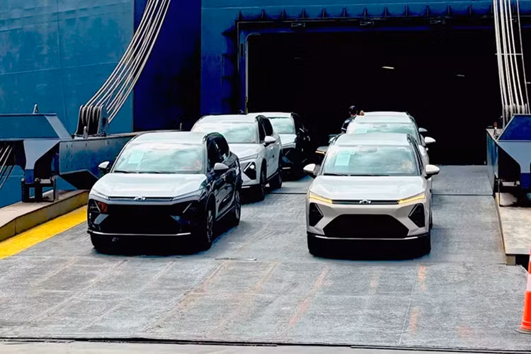 Mức giá xe Chevrolet Captiva EV 2025 chưa công bố, xe sẽ được bán tại các thị trường như Mỹ Latinh, Trung Đông và châu Phi. Đây là những khu vực mà kích thước nhỏ gọn và mức giá phải chăng của xe được kỳ vọng sẽ đáp ứng đúng nhu cầu.