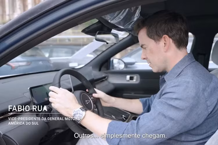 Xe hỗ trợ sạc nhanh DC với thời gian tăng dung lượng pin từ 30% lên 80% trong 20 phút. Ngoài ra, Wuling Starlight S còn có những trang bị đáng chú ý khác như bảng đồng hồ kỹ thuật số 8,8 inch, màn hình cảm ứng trung tâm 15,6 inch, chạy bằng hệ điều hành Ling OS, hỗ trợ cập nhật phần mềm qua mạng, ra lệnh bằng giọng nói cũng như kết nối với điện thoại thông minh.