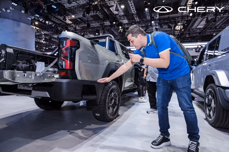 Himla sẽ không chỉ phục vụ thị trường nội địa Trung Quốc, mà còn hướng đến xuất khẩu sang châu Âu, Trung Đông và Mỹ Latin. Thương hiệu này dự kiến phát triển đầy đủ các dòng bán tải từ cỡ nhỏ, trung bình đến cỡ lớn... mức giá xe Chery Himla 2026 hiện chưa công bố.