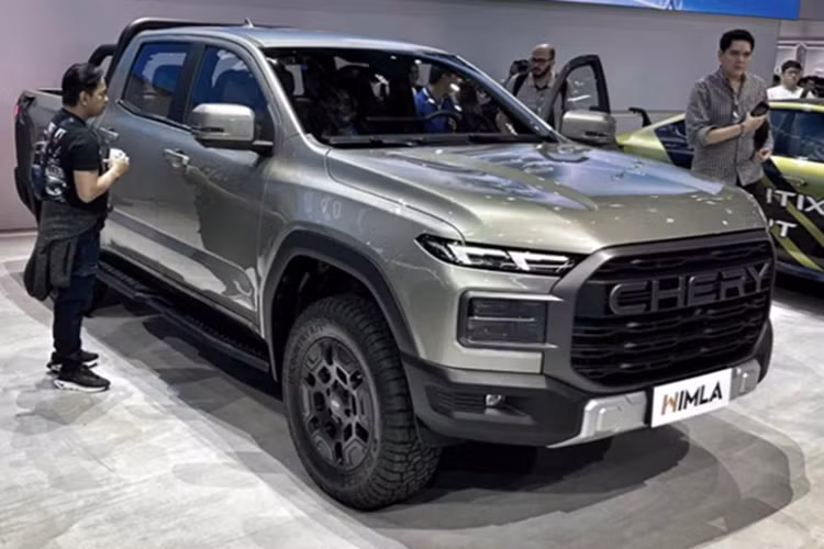 Xe có cụm đèn LED tách biệt, hốc bánh xe lớn cùng phần đầu xe vuông vức mang lại cảm giác mạnh mẽ đặc trưng của dòng bán tải. Bậc lên xuống được tích hợp vào cản sau, đi kèm bộ mâm hợp kim và lốp all-terrain. Về nội thất, khoang cabin của xe được trang bị: màn hình trung tâm cỡ lớn cùng cụm đồng hồ kỹ thuật số.