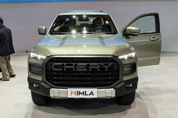 Thiết kế ngoại thất của xe bán tải Himla 2026 gợi nhớ đến mẫu KP11 mà Chery từng giới thiệu hồi tháng 10 năm ngoái, song đã được tinh chỉnh lại với màu sơn mới, thiết kế mâm xe khác và bổ sung một số chi tiết trang trí. Đầu xe gây ấn tượng với lưới tản nhiệt cỡ lớn, đi cùng dòng chữ “Chery” nổi bật.