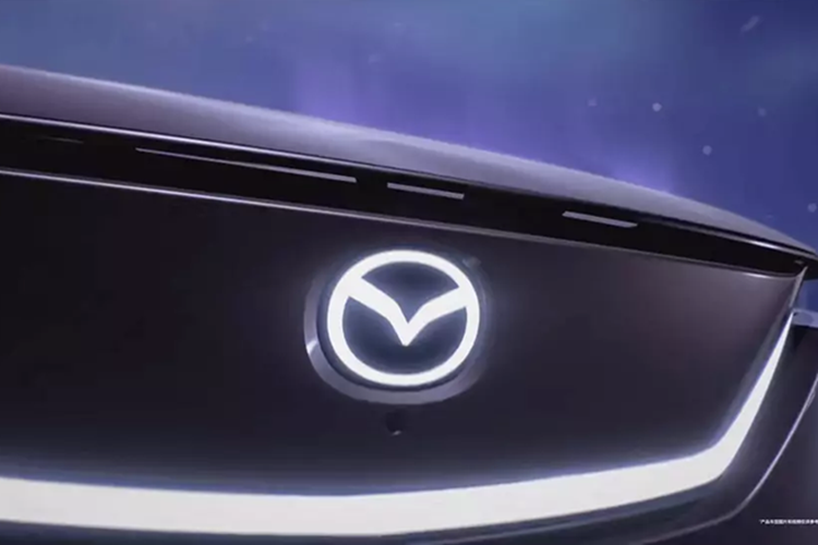 Xe sở hữu trọng lượng lên đến 2.590 kg, nặng hơn nhiều phiên bản của mẫu bán tải cỡ lớn Ram 1500. Được biết, Mazda EZ-60 ra đời dựa trên nền tảng khung gầm mô-đun EPA1 hiện đang dùng cho cả mẫu xe Trung Quốc Changan Deepal S07. Điều này không có gì lạ vì Changan vốn là đối tác "ruột" của Mazda ở thị trường Trung Quốc.