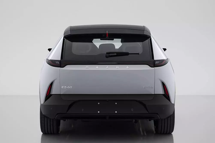 Chưa hết, Mazda EZ-60 còn sở hữu nắp ca-pô kéo dài, nóc màu đen, tay nắm cửa ẩn, bộ mâm hợp kim hình cánh hoa khổng lồ và ốp trang trí sau chắn bùn trước với dòng chữ "Mazda". Ở phía sau, xe đi kèm cụm đèn hậu hình chữ "L" thu nhỏ lại thành một dải mảnh, nằm phía trên tem chữ nổi "Mazda".
