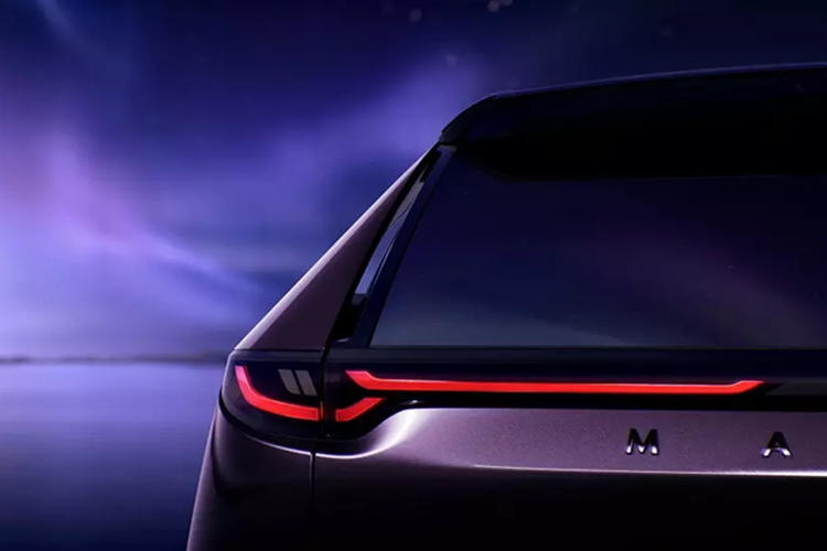 Bên ngoài, Mazda EZ-60 lấy cảm hứng thiết kế từ mẫu xe concept Arata ra mắt vào năm ngoái. Dù vẫn mang đậm dấu ấn Mazda nhưng EZ-60 có diện mạo mạnh mẽ hơn hẳn bất kỳ mẫu SUV nào trong dải sản phẩm hiện tại của hãng.