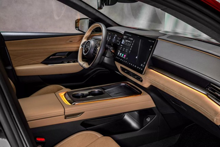 Hiện tại, hãng Mazda chưa công bố hình ảnh nội thất của mẫu SUV điện này. Tuy nhiên, hình ảnh chụp xe chạy thử cho thấy Mazda EZ-60 được trang bị màn hình siêu rộng trên mặt táp-lô, tích hợp màn hình cảm ứng trung tâm và màn hình giải trí dành cho hành khách phía trước.