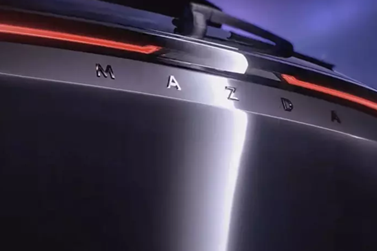 Trên đầu xe, Mazda EZ-60 giữ lại kiểu lưới tản nhiệt đặc trưng, kết hợp với dải đèn LED định vị ban ngày thanh mảnh. Thêm vào đó là một dải LED chạy ngang phía dưới lưới tản nhiệt giả. Logo Mazda cũng được tích hợp đèn LED ẩn, tạo thêm điểm nhấn cho xe. Trong khi đó, cụm đèn pha chính được đặt phía dưới và cản trước có thiết kế hình chữ X đầy mạnh mẽ.