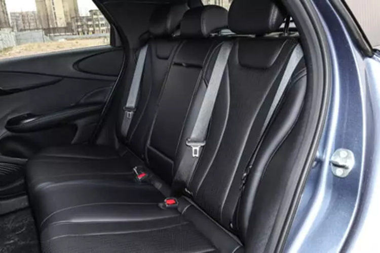 Điều đáng nói là phiên bản BYD Dolphin của châu Âu vẫn dài hơn 10 mm so với chiếc hatchback nâng cấp dành cho Trung Quốc. Mẫu xe mới này sử dụng hai tùy chọn bánh xe: 195/60 R16 và 205/50 R17. Nội thất của chiếc BYD Dolphin mới thậm chí còn có nhiều thay đổi hơn.