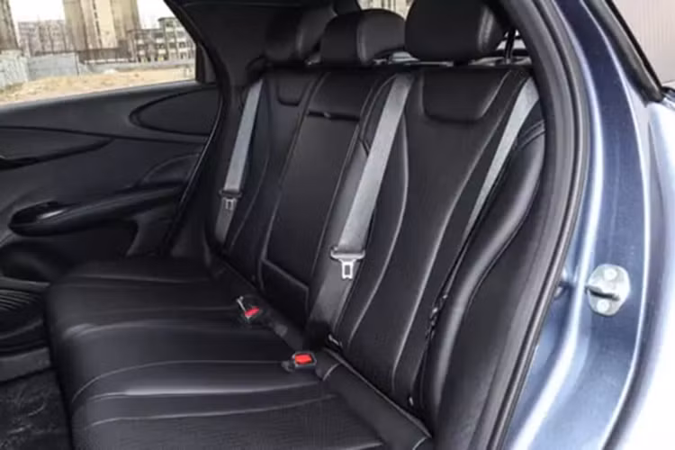 Điều đáng nói là phiên bản BYD Dolphin của châu Âu vẫn dài hơn 10 mm so với chiếc hatchback nâng cấp dành cho Trung Quốc. Mẫu xe mới này sử dụng hai tùy chọn bánh xe: 195/60 R16 và 205/50 R17. Nội thất của chiếc BYD Dolphin mới thậm chí còn có nhiều thay đổi hơn.