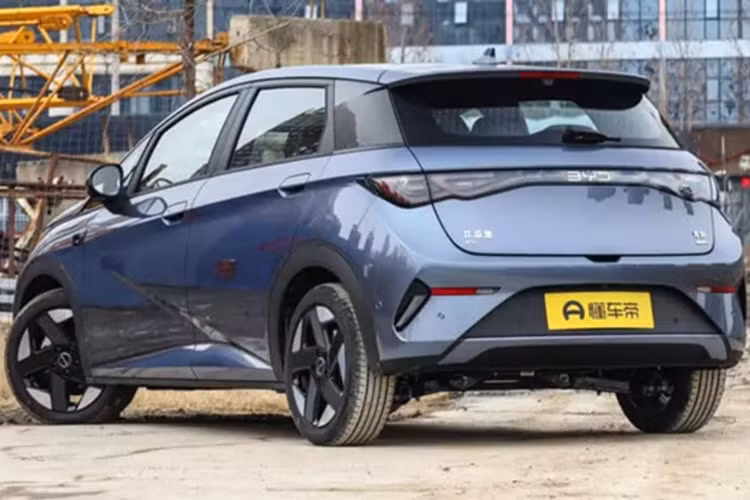 Ở phía sau, Dolphin 2025 có cụm đèn hậu được cập nhật với biểu tượng BYD tích hợp thay vì dòng chữ Build Your Dreams.