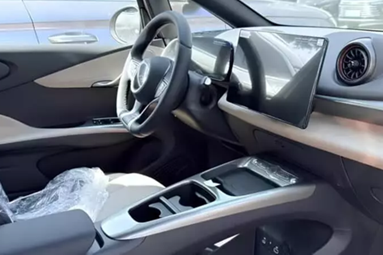 Chiếc BYD Dolphin 2025 có vẻ lớn hơn so với xe đang bán ở Trung Quốc, khi có kích thước bao gồm chiều dài, chiều rộng và chiều cao lần lượt sẽ là 4280/1770/1570 mm với chiều dài cơ sở là 2700 mm.