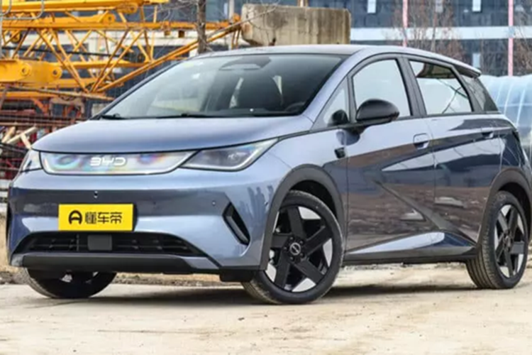 Những lô xe đầu tiên đã đến tay các đại lý, chưa rõ khi nào về Việt Nam. BYD Dolphin 2025 có phần đầu xe được thiết kế lại với đèn pha lớn hơn, hốc gió hình thang lớn hơn và cản xe thể thao hơn. Mẫu xe mới sử dụng tay nắm cửa phẳng thay vì tay nắm có thể thu vào của mẫu xe trước.