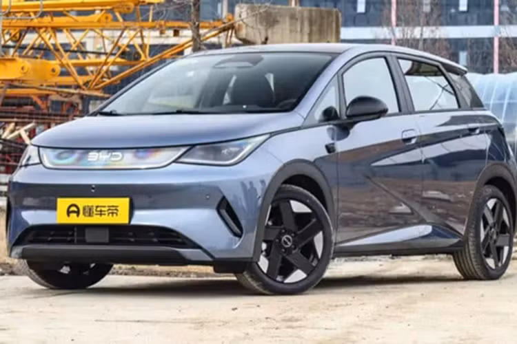 Những lô xe đầu tiên đã đến tay các đại lý, chưa rõ khi nào về Việt Nam. BYD Dolphin 2025 có phần đầu xe được thiết kế lại với đèn pha lớn hơn, hốc gió hình thang lớn hơn và cản xe thể thao hơn. Mẫu xe mới sử dụng tay nắm cửa phẳng thay vì tay nắm có thể thu vào của mẫu xe trước.