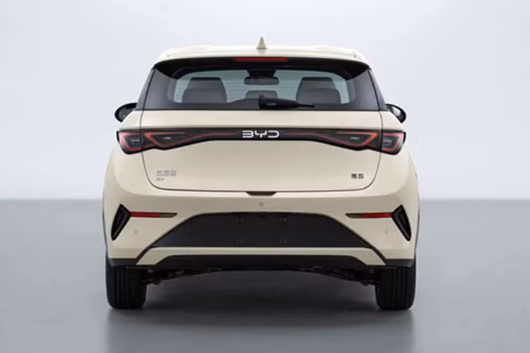 BYD Dolphin thế hệ mới đã bắt đầu bán ra với ba phiên bản tại Trung Quốc. Phiên bản cơ bản có cùng mức giá với phiên bản tiền nhiệm. Và phiên bản BYD Dolphin nâng cấp hàng đầu rẻ hơn 4.000 nhân dân tệ (550 USD) so với phiên bản xe 2024.