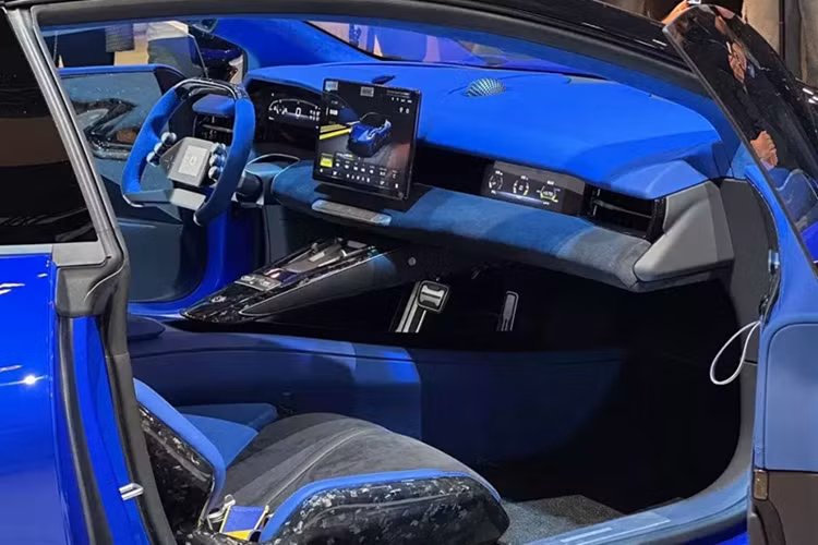 Đây là công nghệ giúp Denza Z vào cua tốt hơn. DiSus là hệ thống kiểm soát thân xe do BYD công bố vào ngày 10/4/2023, với 3 nhánh gồm: DiSus-C, DiSus-A và DiSus-P. Vào ngày 27/3, Yangwang chính thức ra mắt U7, mẫu sedan được trang bị DiSus-Z.Trong tương lai hệ thống Disus-M sẽ xuất hiện trên các mẫu xe của Denza.