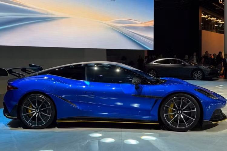 Siêu xe Denza Z 2026 áp dụng khái niệm thiết kế Pure Emotion, kết hợp khí động học và thiết kế để phục vụ hiệu suất và được chế tạo cho đường đua. Denza Z có hai biến thể, gồm: mui cứng và mui trần.