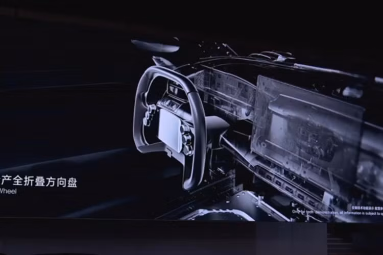 Trong khi các hãng xe Đức, Ý vẫn dùng hệ thống lái truyền thống cơ khí thì Denza Z trang bị hệ thống lái "steer-by-wire" (hệ thống lái điều khiển dây cáp điện tử) kết hợp AI, cải thiện hệ thống lái từ đường phố đến các buổi chạy track.