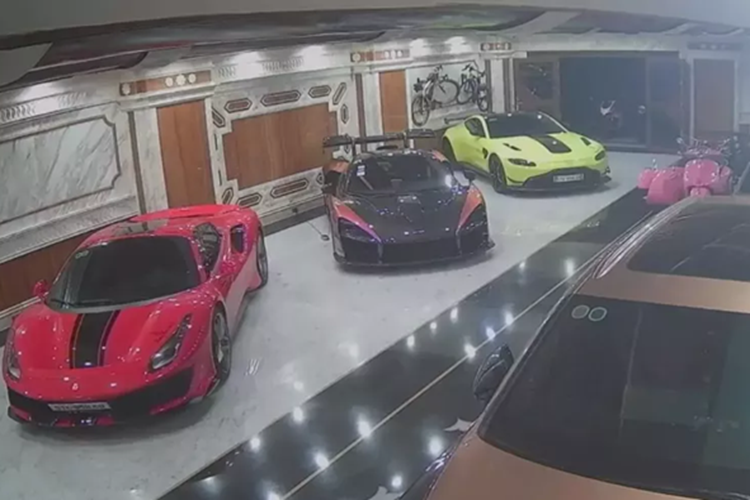 Tết Nguyên đán ẤT Tỵ 2025 đang đến gần, với nhiều người chắc hẳn khá nôn nao về quê ăn Tết, cũng như mua thêm đồ để mừng năm mới, còn với đại gia siêu xe Hoàng Kim Khánh, anh lại rất vui khi đón 2 thành viên khủng từ Campuchia về Việt Nam để đón Tết.