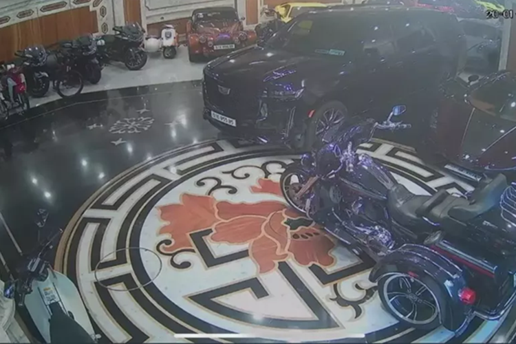 Bộ đôi bom tấn hàng khủng này trong vài tuần qua đã ở lại Campuchia để làm các thủ tục nhằm có giấy thông hành tại Việt Nam. Hiện chưa rõ đại gia Hoàng Kim Khánh có tính làm 1 cuộc hành trình siêu xe Tết Ất Tỵ hay cho Koenigsegg Regera dạo phố.