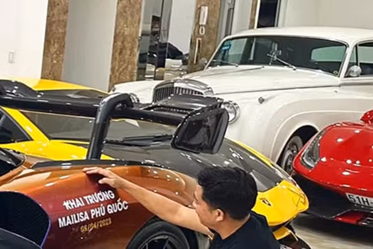 Trong năm vừa qua, đại gia Hoàng Kim Khánh cũng đã chia sẻ việc mang siêu phẩm Lamborghini Sian về Việt Nam, nhưng đến nay vẫn chưa có tin gì. Siêu phẩm McLaren Senna cũng như Koenigsegg Regera của đại gia Hoàng Kim Khánh đã từ Campuchia về lại Việt Nam để "ăn Tết".