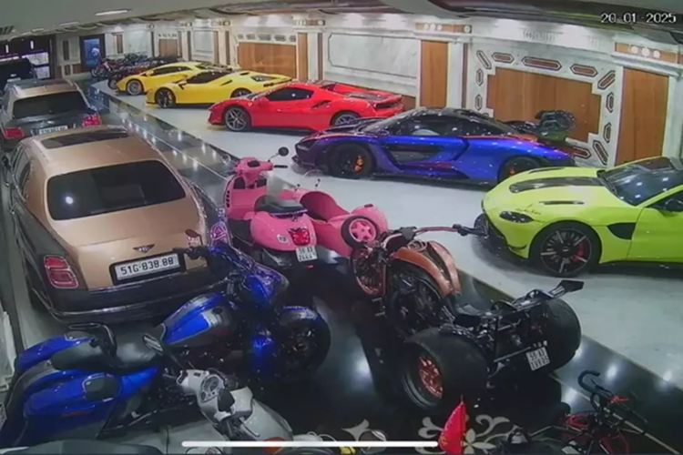 Theo như hình ảnh của doanh nhân Hải Dương chia sẻ cho thấy, garage của mình vào sáng 20/1/2025 đã có đông đảo các mẫu xe xuất hiện. Điểm nhấn là McLaren Senna và Koenigsegg Regera đã về Việt Nam.