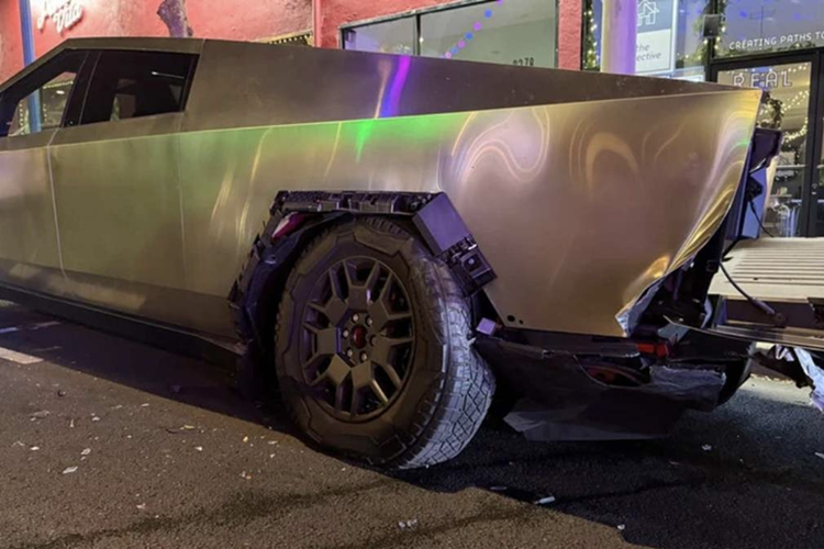 Tesla Cybertruck mua 2,6 ty, ban 