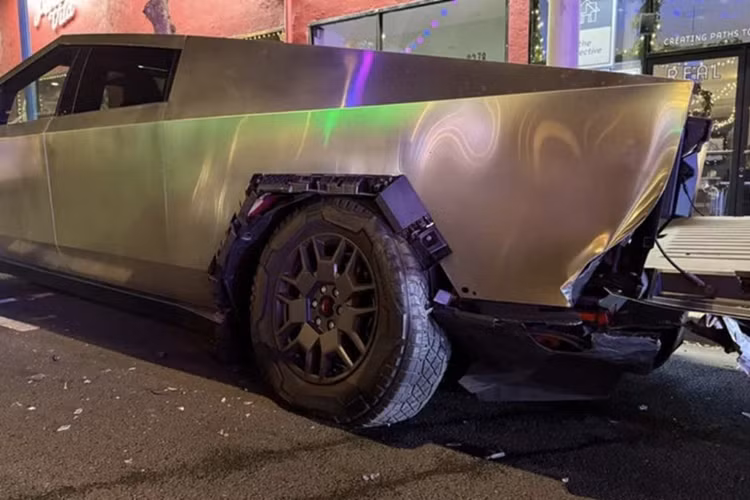 Tesla Cybertruck mua 2,6 ty, ban 