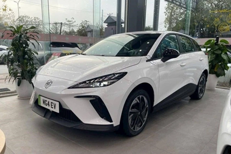 Cung cấp sức mạnh cho MG4 EV là mô-tơ điện mạnh 170 mã lực và 250 Nm ở phiên bản DEL. Con số tương ứng của bản LUX là 201 mã lực và 250 Nm. Xe dùng hệ dẫn động cầu sau và có 5 chế độ lái, bao gồm Tiêu chuẩn, Thể thao, Tùy chỉnh, Đường tuyết, Tiết kiệm.