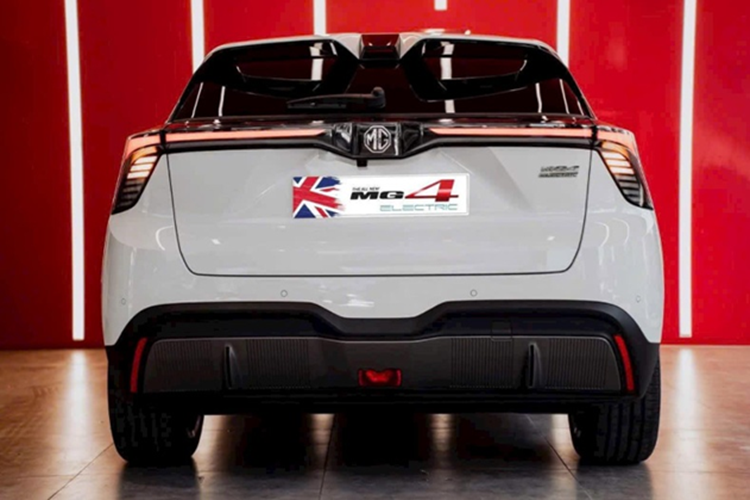 MG4 EV tại Việt Nam được bán ra với 2 phiên bản là DEL và LUX, cùng giá bán niêm yết tương ứng là 828 triệu và 948 triệu đồng. Giá bán cao, cùng với việc chưa có hạ tầng trạm sạc nên xe khá kén người mua.