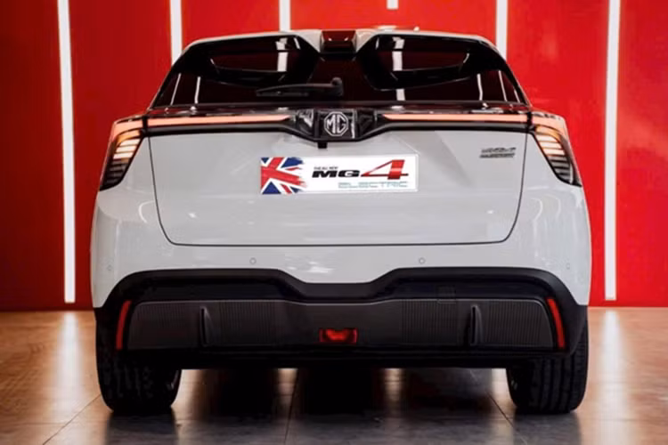 MG4 EV tại Việt Nam được bán ra với 2 phiên bản là DEL và LUX, cùng giá bán niêm yết tương ứng là 828 triệu và 948 triệu đồng. Giá bán cao, cùng với việc chưa có hạ tầng trạm sạc nên xe khá kén người mua.