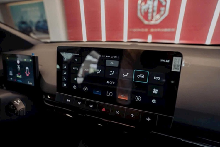 Phần đầu được thiết kế đơn giản với điểm nhấn là các khe hướng gió trung tâm đặt phía dưới cùng logo MG thiết kế khá lớn. Các chi tiết như ốp hông, cột A, B, C và ốp gương được sơn đen tạo sự tương phản với màu sơn ngoại thất.