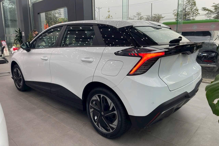 Trong khi đó, phiên bản LUX sở hữu pin có dung lượng 64 kWh, mang đến phạm vi di chuyển 450 km. Người dùng MG4 EV có thể sạc pin tại nhà hoặc tại các trạm sạc công cộng được vận hành bởi các nhà cung cấp độc lập, trừ VinFast.